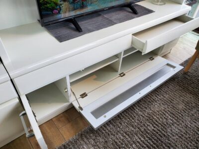 リビングボード　TV台　TVボード　ホワイトカラー　ガラス扉　大容量　ハイタイプテレビボード　リビング　壁面　収納　リサイクル　最良市場　天白区　名東区　昭和区　千種区　瑞穂区　緑区　日進市　豊明市　東郷町　買取　出張買取　高価買取　販売　お値打ち　特価　1点物　1点モノ　早い者勝ち　おすすめ　おしゃれ　中古品