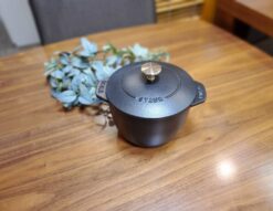 STAUB　ストウブ　LaCocotte de Gohan　ラココット　デゴハン　炊飯鍋　鋳物ホーロー鍋　システラ　ラウンド　ブラック　真鍮　16cm　羽釜型　ガス　直火　IH　オーブン　エマイユ加工　単身　小型鍋　両手鍋　ホーロー鍋リサイクルショップ　再良市場　天白　名東　昭和　千種　瑞穂　緑　日進　豊明　東郷　おススメ　オススメ お洒落　オシャレ　中古