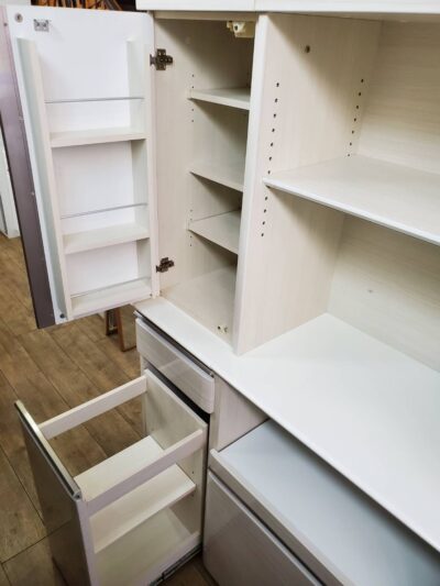 SHIGIYAMA　シギヤマ家具　シギヤマ家具工業　レンジボード　キッチンボード　食器棚　キッチン収納　壁面収納　ストッカー付き　FORTU　フォルツ　レンジ台　ハイグロスシート　ブルーモーション　ソフトクローズ　モイス　ホワイト　木目柄　モダン　シンプル　 リサイクル　最良市場　天白区　名東区　昭和区　千種区　瑞穂区　緑区　日進市　豊明市　東郷町　買取　出張買取　高価買取　販売　お値打ち　特価　1点物　1点モノ　早い者勝ち　おすすめ　おしゃれ　中古品