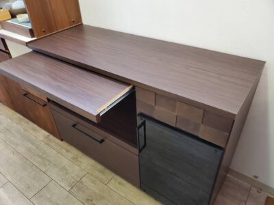 FURNITURE GART　ガルト　COLK　コルク　シリーズ　キッチンカウンター　キッチン収納　食器棚　レンジ台　作業台付き　ダークブラウン　ダークグレーガラス　ガラス扉　デザイン性　凸凹デザイン　シンプルモダン　コンパクト　 リサイクル　最良市場　天白区　名東区　昭和区　千種区　瑞穂区　緑区　日進市　豊明市　東郷町　買取　出張買取　高価買取　販売　お値打ち　特価　1点物　1点モノ　早い者勝ち　おすすめ　おしゃれ　中古品