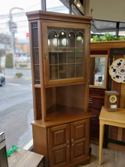 karimoku　カリモク　コーナーキャビネット　コーナータイプ　キャビネット　飾り棚　食器棚　カップボード　コレクションケース　キュリオケース　書棚　本棚　収納棚　国産家具　クラシカル　ミッドセンチュリー　和モダン　レトロ　古民家風　アンティーク調　ヴィンテージ風　民芸調　オーク材　リサイクルショップ　再良市場　天白　名東　昭和　千種　瑞穂　緑　日進　豊明　東郷　おススメ　オススメ お洒落　オシャレ　中古