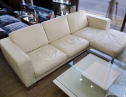 BoConcept　ボーコンセプト　ボーコン　カウチソファ　L字ソファ　コーナーソファ　3シーター　3人掛け　ソファ　総革張り　革張り　本革　ホワイト　モダン　スタイリッシュ　エレガント　フェザークッション　フェザー　レザーソファ　ホワイトレザー　直線的　リサイクルショップ　再良市場　天白　名東　昭和　千種　瑞穂　緑　日進　豊明　東郷　おススメ　オススメ お洒落　オシャレ　中古