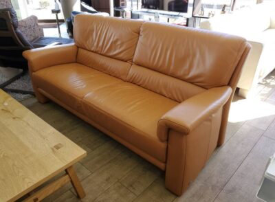 IDC大塚家具　himolla　ヒモラ　ドイツ製　ベルク　ベルクシリーズ　3シーター　3人掛け　ソファ　総革張りソファ　レザーソファ　革張り　本革　ロングライフ革　コンパクト　モールドウレタン　スーパーラスティック　ライトブラウン　キャメル　セミアニリン染め　高級　長椅子　リサイクルショップ　再良市場　天白　名東　昭和　千種　瑞穂　緑　日進　豊明　東郷　おススメ　オススメ お洒落　オシャレ　中古　美品