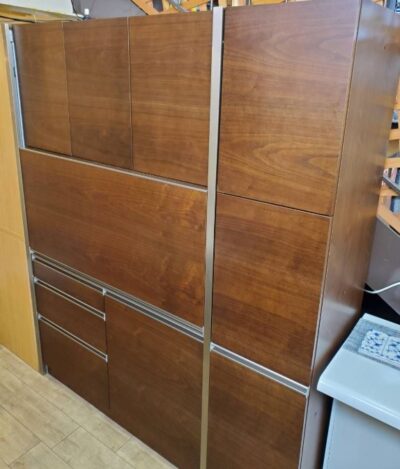 キッチンボード　レンジボード　食器棚　キッチン収納　食器収納　ダイニングボード　スライド扉　ステンレス天板　目隠し　目隠し収納　ウォールナットカラー　インダストリアル　モダン　ヴィンテージ風　レトロ　ミッドセンチュリー　西海岸　ダストボックス収納　プッシュ式開閉扉　リサイクルショップ　再良市場　天白　名東　昭和　千種　瑞穂　緑　日進　豊明　東郷　おススメ　オススメ お洒落　オシャレ　中古