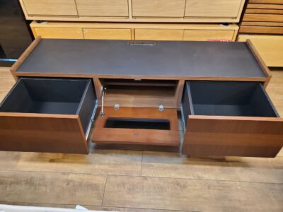 Francfranc　francfranc　RT　ルト　ローボード　テレビボード　テレビ台　TVボード　TV台　シンメトリー　シンプル　モダン　ウォールナット　ウォルナット　突板　黒天板　黒ガラス　黒脚　ブラックカラー　ブラックガラス　ブラックアイアン　スチール脚　北欧　インダストリアル　ブルックリン　西海岸　カフェ風　男前　メンズライク　スタイリッシュ　リサイクル　最良市場　天白区　名東区　昭和区　千種区　瑞穂区　緑区　日進市　豊明市　東郷町　買取　出張買取　高価買取　販売　お値打ち　特価　1点物　1点モノ　早い者勝ち　おすすめ　おしゃれ　中古品　新生活　引越