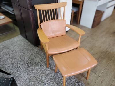 KASHIWA　柏木工　飛騨家具　ラウンジチェア　オットマン　足置き　アームチェア　1人掛け　チェア　ウィンザースタイル　ハイバック　無垢材　ナラ材　腰あて　ランバーサポート　クッション付き　和モダン　モダン　シンプル　洋室　和室　パーソナルチェア　イージーチェア　本革　キャメル　ライトブラウン　リサイクルショップ　再良市場　天白　名東　昭和　千種　瑞穂　緑　日進　豊明　東郷　おススメ　オススメ お洒落　オシャレ　中古