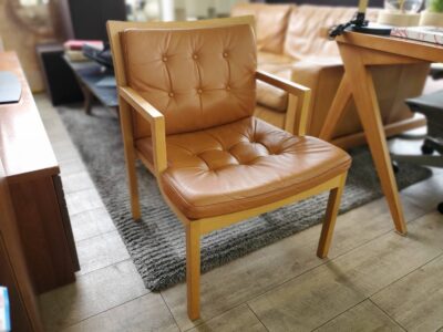 CONDE HOUSE　CondeHouse　カンディハウス　本革張り　革張り　本革使用　レザー　アームチェア　LDチェア　ダイニングチェア　リビングチェア　ラウンジチェア　北欧　レトロ　ナチュラル　ヴィンテージテイスト　キャメル　ボタン留め　リサイクルショップ　再良市場　天白　名東　昭和　千種　瑞穂　緑　日進　豊明　東郷　おススメ　オススメ お洒落　オシャレ　中古