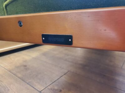 karimoku　カリモク60　ロクマル　Kチェア　2シーター　ケーチェア　2人掛け　2人用　ソファ　コンパクト　モケットグリーン　長椅子　軽量　カーキ　グリーンカラー　ボタン留め　鋲打ち　モダン　レトロ　和モダン　ヴィンテージ風　アンティーク調　リサイクル　最良市場　天白区　名東区　昭和区　千種区　瑞穂区　緑区　日進市　豊明市　東郷町　買取　出張買取　高価買取　販売　お値打ち　特価　1点物　1点モノ　早い者勝ち　おすすめ　おしゃれ　中古品