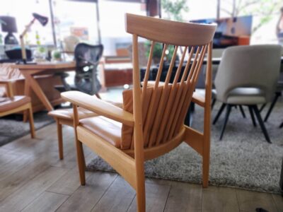 KASHIWA　柏木工　飛騨家具　ラウンジチェア　オットマン　足置き　アームチェア　1人掛け　チェア　ウィンザースタイル　ハイバック　無垢材　ナラ材　腰あて　ランバーサポート　クッション付き　和モダン　モダン　シンプル　洋室　和室　パーソナルチェア　イージーチェア　本革　キャメル　ライトブラウン　リサイクル　最良市場　天白区　名東区　昭和区　千種区　瑞穂区　緑区　日進市　豊明市　東郷町　買取　出張買取　高価買取　販売　お値打ち　特価　1点物　1点モノ　早い者勝ち　おすすめ　おしゃれ　中古品