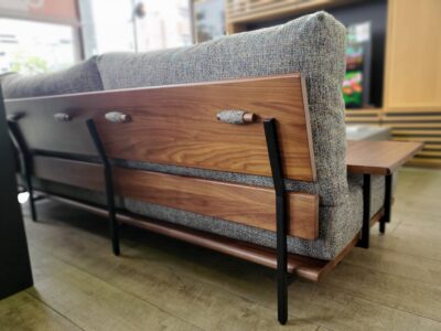 SHIGIYAMA　シギヤマ　シギヤマ家具工業　カウチソファ　ソファ　3人掛け　3シーター　L字ソファ　コーナーソファ　大型ソファ　forP'sDYNA　フォーピースダイナ　ローソファ　ロータイプ　モダン　ウォールナット　ウォルナット　アイアン　ブラックアイアン　インダストリアル　メンズライク　男前　フェザー　カバーリング　　ウレタン　ポケットコイル　木製アーム　リサイクル　最良市場　天白区　名東区　昭和区　千種区　瑞穂区　緑区　日進市　豊明市　東郷町　買取　出張買取　高価買取　販売　お値打ち　特価　1点物　1点モノ　早い者勝ち　おすすめ　おしゃれ　中古品