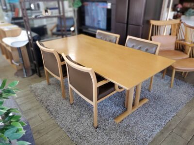 CONDE HOUSE　CondeHouse　カンディハウス　ダイニング5点セット　4人掛け　4人用　ダイニングセット　TLテーブル　LDチェア　アームチェア　本革張り　レザー　革張り　ダイニングチェア　T字脚　旭川家具　天然木　無垢材　ナチュラル　北欧　　レトロ　和モダン　モダン　ヴィンテージ風　アンティーク調　古民家風　カフェ風　リサイクルショップ　再良市場　天白　名東　昭和　千種　瑞穂　緑　日進　豊明　東郷　おススメ　オススメ お洒落　オシャレ　中古　