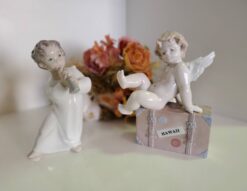 LLADRO　リヤドロ　フィギュリン　フィギュア　　オブジェ　置物　置き物　飾り　ポーセリン　磁器製品　天使　ハワイ限定　トラベル天使　ブティック限定　TravelTheWorldOfLLADRO　パステルカラー　パステル　可愛いフルート　フルートを吹く天使　リヤドロ三兄弟　　リサイクルショップ　再良市場　天白　名東　昭和　千種　瑞穂　緑　日進　豊明　東郷　おススメ　オススメ お洒落　オシャレ　中古　美品
