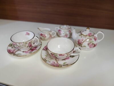 Aynsley　エインズレイ　エリザベスローズピンク　ティーフォーワン　イングリッシュローズ　バラ柄　ピンクローズ　ティーカップ＆ソーサー　シュガーポット　クリーマー　ポットセット　エレガント　華やか　イギリス　イギリス王室　ティータイム　ティーパーティー　リサイクル　最良市場　天白区　名東区　昭和区　千種区　瑞穂区　緑区　日進市　豊明市　東郷町　買取　出張買取　高価買取　販売　お値打ち　特価　1点物　1点モノ　早い者勝ち　おすすめ　おしゃれ　中古品　中古美品　キレイ