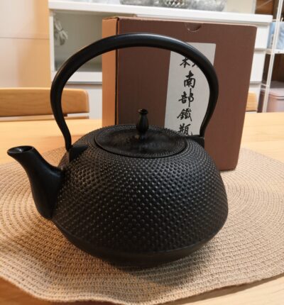 砺波商店 南部鉄瓶 平形アラレIH対応 黒 1.5L 鉄瓶 急須 1