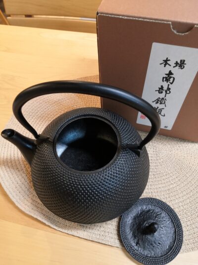 砺波商店 南部鉄瓶 平形アラレIH対応 黒 1.5L 鉄瓶 急須 2