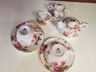 Aynsley　エインズレイ　エリザベスローズピンク　ティーフォーワン　イングリッシュローズ　バラ柄　ピンクローズ　ティーカップ＆ソーサー　シュガーポット　クリーマー　ポットセット　エレガント　華やか　イギリス　イギリス王室　ティータイム　ティーパーティー　リサイクル　最良市場　天白区　名東区　昭和区　千種区　瑞穂区　緑区　日進市　豊明市　東郷町　買取　出張買取　高価買取　販売　お値打ち　特価　1点物　1点モノ　早い者勝ち　おすすめ　おしゃれ　中古品　中古美品　キレイ