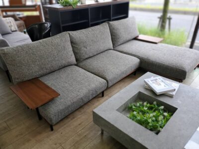 SHIGIYAMA　シギヤマ　シギヤマ家具工業　カウチソファ　ソファ　3人掛け　3シーター　L字ソファ　コーナーソファ　大型ソファ　forP'sDYNA　フォーピースダイナ　ローソファ　ロータイプ　モダン　ウォールナット　ウォルナット　アイアン　ブラックアイアン　インダストリアル　メンズライク　男前　フェザー　カバーリング　　ウレタン　ポケットコイル　木製アーム　リサイクルショップ　再良市場　天白　名東　昭和　千種　瑞穂　緑　日進　豊明　東郷　おススメ　オススメ お洒落　オシャレ　中古