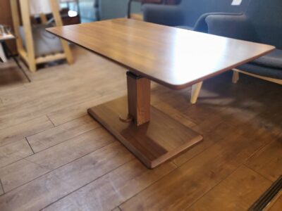 SHIGIYAMA　シギヤマ　シギヤマ家具工業　昇降テーブル　昇降式テーブル　ガス圧式　MILLS　ミルス　センターテーブル　リビングテーブル　ローテーブル　ダイニングテーブル　マルチテーブル　MBR　ブラウンカラー　ウォールナット突板　ウォルナット突板　　デスク　無段階調整　レバー操作　木目　作業台　モダン　カジュアル　カフェ風　インダストリアル　男前　リサイクルショップ　再良市場　天白　名東　昭和　千種　瑞穂　緑　日進　豊明　東郷　おススメ　オススメ お洒落　オシャレ　中古