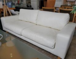 MUJI　無印良品　総革張り　2シーター　2.5シーター　3シーター　ワイド2シーター　革張り　本革　レザーホワイトレザー　ホワイトカラー　白色　2人掛け　2.5人掛け　3人掛け　木製脚　モダン　北欧　カジュアル　高級感　ソファ　リサイクルショップ　再良市場　天白　名東　昭和　千種　瑞穂　緑　日進　豊明　東郷　おススメ　オススメ お洒落　オシャレ　中古