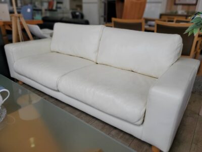 MUJI　無印良品　総革張り　2シーター　2.5シーター　3シーター　ワイド2シーター　革張り　本革　レザーホワイトレザー　ホワイトカラー　白色　2人掛け　2.5人掛け　3人掛け　木製脚　モダン　北欧　カジュアル　高級感　ソファ　リサイクルショップ　再良市場　天白　名東　昭和　千種　瑞穂　緑　日進　豊明　東郷　おススメ　オススメ お洒落　オシャレ　中古