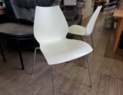 Kartell　カルテル　MAUI　マウイ　マウイチェア　ダイニングチェア　デスクチェア　オフィスチェア　カフェ　チェア　椅子　スタッキングチェア　スタッキング　クロームメッキ　ポリプロピレン　背座一体　エレガント　スチール脚　ホワイト系　アイボリー　ジンクホワイト　イタリア製　モダン　コンパクト　ハワイ　マウイ島　リサイクルショップ　再良市場　天白　名東　昭和　千種　瑞穂　緑　日進　豊明　東郷　おススメ　オススメ お洒落　オシャレ　中古