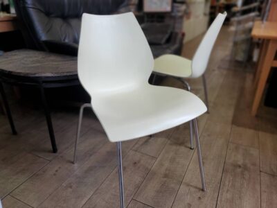Kartell　カルテル　MAUI　マウイ　マウイチェア　ダイニングチェア　デスクチェア　オフィスチェア　カフェ　チェア　椅子　スタッキングチェア　スタッキング　クロームメッキ　ポリプロピレン　背座一体　エレガント　スチール脚　ホワイト系　アイボリー　ジンクホワイト　イタリア製　モダン　コンパクト　ハワイ　マウイ島　リサイクルショップ　再良市場　天白　名東　昭和　千種　瑞穂　緑　日進　豊明　東郷　おススメ　オススメ お洒落　オシャレ　中古