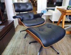 イームズラウンジチェア　イームズ　ラウンジチェア　オットマン付き　足置き付き　リプロダクト品　ジェネリック製品　アメリカンミッドセンチュリー　本革　ブラックレザー　　デザイナーズ家具　デザイン家具　プライウッド　パーソナルチェア　ラウンジソファ　パーソナルソファ　1人掛け　チェア　ソファ　ELO　リサイクルショップ　再良市場　天白　名東　昭和　千種　瑞穂　緑　日進　豊明　東郷　おススメ　オススメ お洒落　オシャレ　中古
