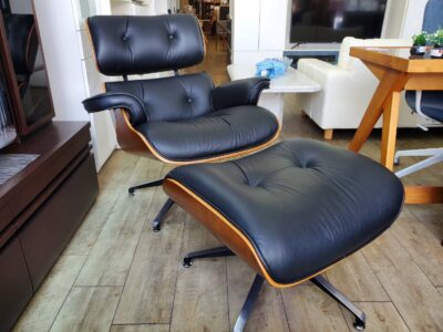 イームズラウンジチェア　イームズ　ラウンジチェア　オットマン付き　足置き付き　リプロダクト品　ジェネリック製品　アメリカンミッドセンチュリー　本革　ブラックレザー　　デザイナーズ家具　デザイン家具　プライウッド　パーソナルチェア　ラウンジソファ　パーソナルソファ　1人掛け　チェア　ソファ　ELO　リサイクルショップ　再良市場　天白　名東　昭和　千種　瑞穂　緑　日進　豊明　東郷　おススメ　オススメ お洒落　オシャレ　中古