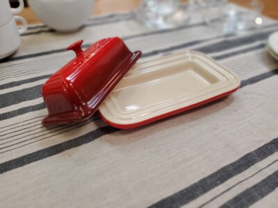 LE CREUSET　LeCreuset　ル・クルーゼ　ルクルーゼ　バターケース　バターディッシュ　バター入れ　チェリーレッド　レッドカラー　stoneware　ストーンウェア　インテリア　雑貨　レイアウト　希少　レアアイテム　リサイクル　最良市場　天白区　名東区　昭和区　千種区　瑞穂区　緑区　日進市　豊明市　東郷町　買取　出張買取　高価買取　販売　お値打ち　特価　1点物　1点モノ　早い者勝ち　おすすめ　おしゃれ　中古品　中古美品　キレイ