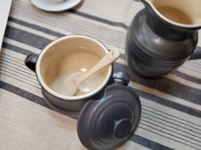 LE CREUSET　LeCreuset　ルクルーゼ　ル・クルーゼ　シュガーポット　シュガーボウル　砂糖入れ　キャニスター　クリーマー　ミルクポット　ミルクジャグ　ミルクピッチャー　シュガーポット＆クリーマー　2点セット　スプーン付き　陶器　モダン　カジュアル　インダストリアル　 リサイクル　最良市場　天白区　名東区　昭和区　千種区　瑞穂区　緑区　日進市　豊明市　東郷町　買取　出張買取　高価買取　販売　お値打ち　特価　1点物　1点モノ　早い者勝ち　おすすめ　おしゃれ　中古品　中古美品　キレイ