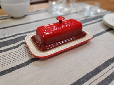 LE CREUSET　LeCreuset　ル・クルーゼ　ルクルーゼ　バターケース　バターディッシュ　バター入れ　チェリーレッド　レッドカラー　stoneware　ストーンウェア　インテリア　雑貨　レイアウト　希少　レアアイテム　リサイクルショップ　再良市場　天白　名東　昭和　千種　瑞穂　緑　日進　豊明　東郷　おススメ　オススメ お洒落　オシャレ　中古　美品
