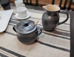 LE CREUSET　LeCreuset　ルクルーゼ　ル・クルーゼ　シュガーポット　シュガーボウル　砂糖入れ　キャニスター　クリーマー　ミルクポット　ミルクジャグ　ミルクピッチャー　シュガーポット＆クリーマー　2点セット　スプーン付き　陶器　モダン　カジュアル　インダストリアル　リサイクルショップ　再良市場　天白　名東　昭和　千種　瑞穂　緑　日進　豊明　東郷　おススメ　オススメ お洒落　オシャレ　中古　美品