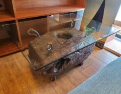 KAJA　カジャ　古木ガラスローテーブル　古木ガラスセンターテーブル　ガラステーブル　センターテーブル　ローテーブル　コーヒーテーブル　古木使用　チーク材　チーク古木　ヴィンテージ風　アンティーク調　ビンテージ風　レトロモダン　和モダン　古民家風　カフェ風　インテリア　リゾート風　アジアンテイスト　リサイクルショップ　再良市場　天白　名東　昭和　千種　瑞穂　緑　日進　豊明　東郷　おススメ　オススメ お洒落　オシャレ　中古　美品