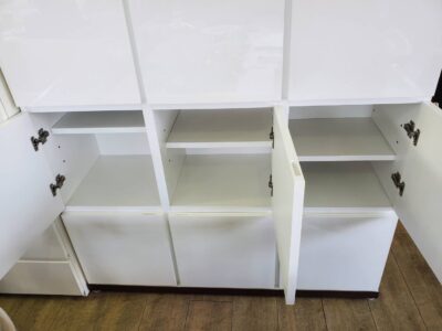 キャビネット　サイドボード　リビング収納　収納棚　チェスト　ホワイト　白鏡面　鏡面仕上げ　大容量　シンプル　スクエアデザイン　ツヤあり　背面化粧仕上げ　間仕切り　四角形　可動棚　リサイクル　最良市場　天白区　名東区　昭和区　千種区　瑞穂区　緑区　日進市　豊明市　東郷町　買取　出張買取　高価買取　販売　お値打ち　特価　1点物　1点モノ　早い者勝ち　おすすめ　おしゃれ　中古品
