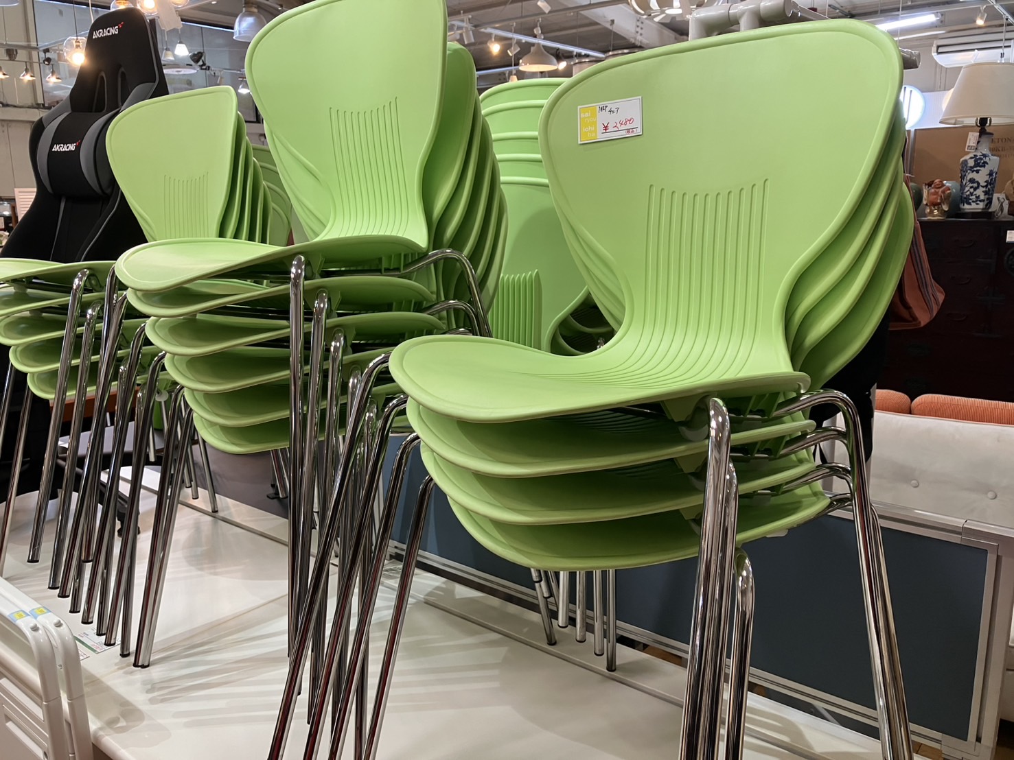 極美品　シギヤマ家具 回転チェア ダークグレー 2023年製　オフィスチェア ダイニングチェア 回転椅子 ゆったり 肘付き椅子 肘付き アーム