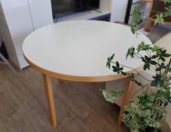 artek　アルテック　90A　アアルトテーブル　ラウンドテーブル　円形　丸型　テーブル　ダイニングテーブル　ワークデスク　カフェテーブル　バーチ材　バーチ無垢材　北欧　北欧モダン　モダン　L-レッグ　ホワイトラミネート　ナチュラル　シンプル　AlvarAalto　　デザイン家具　デザイナーズ家具　リサイクルショップ　再良市場　天白　名東　昭和　千種　瑞穂　緑　日進　豊明　東郷　おススメ　オススメ お洒落　オシャレ　中古