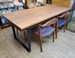 無垢材　ダイニング5点セット　ダイニングセット　4人掛け　4人用　ダイニング　5点セット　SIKI FURNITURE　SikiFurniture　シキファニチア　シキファニチャー　PLANE　プレーン　セミアームチェア　ハーフアームチェア　ウォールナット　ウォルナット　無垢棚板　棚付き　ダイニングテーブル　ブラックアイアン脚　アイアン脚　異素材ミックス　ちょい肘　リサイクルショップ　再良市場　天白　名東　昭和　千種　瑞穂　緑　日進　豊明　東郷　おススメ　オススメ お洒落　オシャレ　中古