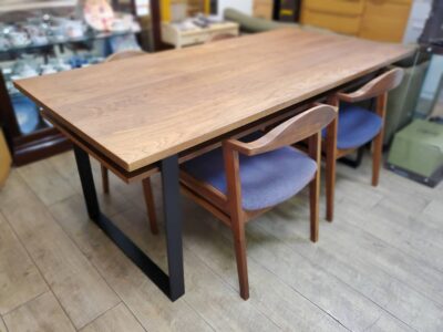 無垢材　ダイニング5点セット　ダイニングセット　4人掛け　4人用　ダイニング　5点セット　SIKI FURNITURE　SikiFurniture　シキファニチア　シキファニチャー　PLANE　プレーン　セミアームチェア　ハーフアームチェア　ウォールナット　ウォルナット　無垢棚板　棚付き　ダイニングテーブル　ブラックアイアン脚　アイアン脚　異素材ミックス　ちょい肘　リサイクルショップ　再良市場　天白　名東　昭和　千種　瑞穂　緑　日進　豊明　東郷　おススメ　オススメ お洒落　オシャレ　中古