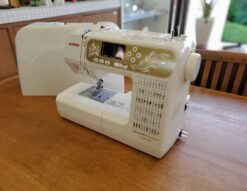 JANOME　ジャノメ　蛇の目　コンピューターミシン　コンピュータミシン　ミシン　電動ミシン　2022年以降　Y-201DXR　アニュドールファミリアⅡ　　アニュドールファミリア2　自動糸調子　LCDスクリーン　ワンアクション糸通し　パワフル貫通力　60種類ステッチ　止め縫いボタン　自動糸切　家庭用ミシン　手芸　推しぬい　静音　リサイクルショップ　再良市場　天白　名東　昭和　千種　瑞穂　緑　日進　豊明　東郷　おススメ　オススメ お洒落　オシャレ　中古　美品