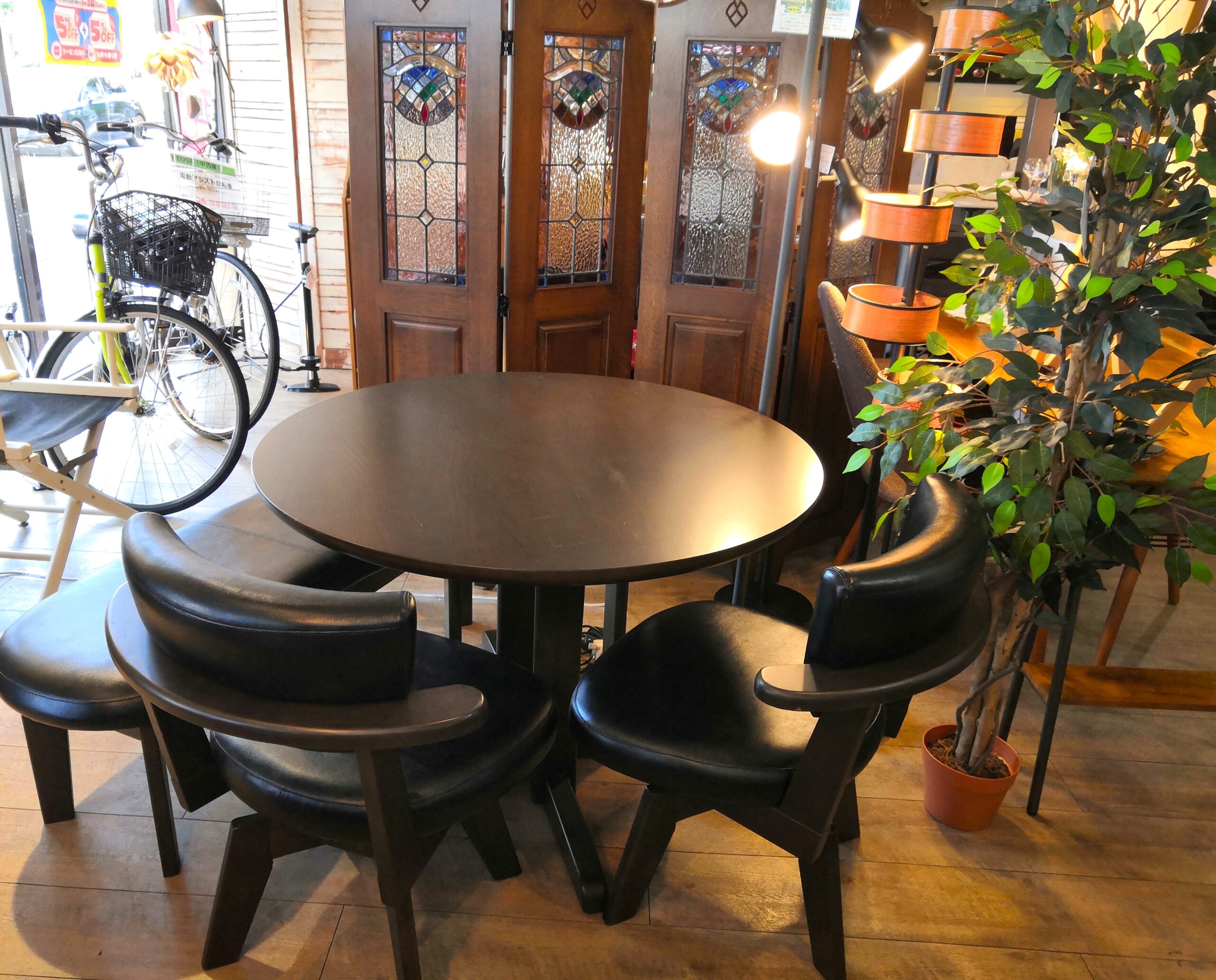 中古品】ダーク系 円型 丸テーブル ベンチ モダン 和モダン ロータイプ