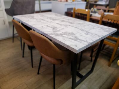 ベンチダイニング4点セット　4人掛け　4人用　ダイニングセット　食卓テーブル　食卓セット　ダイニングテーブル　ストーン調　大理石調　ブラックアイアン脚　ブラックスチール脚　マーブルホワイト　シームレス加工　ダイニングチェア　　ベンチ　キャメル　ヴィンテージモダン　異素材　ハーフアーム　スチール脚　ソフトレザー　リサイクルショップ　再良市場　天白　名東　昭和　千種　瑞穂　緑　日進　豊明　東郷　おススメ　オススメ お洒落　オシャレ　中古　美品