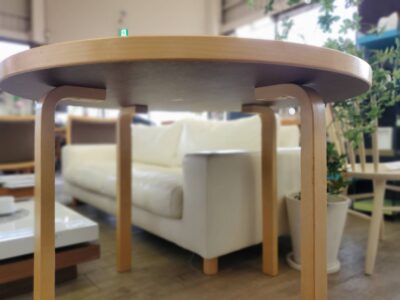 artek　アルテック　90A　アアルトテーブル　ラウンドテーブル　円形　丸型　テーブル　ダイニングテーブル　ワークデスク　カフェテーブル　バーチ材　バーチ無垢材　北欧　北欧モダン　モダン　L-レッグ　ホワイトラミネート　ナチュラル　シンプル　AlvarAalto　　デザイン家具　デザイナーズ家具　リサイクル　最良市場　天白区　名東区　昭和区　千種区　瑞穂区　緑区　日進市　豊明市　東郷町　買取　出張買取　高価買取　販売　お値打ち　特価　1点物　1点モノ　早い者勝ち　おすすめ　おしゃれ　中古品