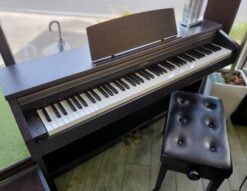 CASIO　カシオ　電子ピアノ　CELVIANO　セルヴィアーノ　デジタルピアノ　2008年製　AP-200　ペダル付　ペダル一体型　高低自在椅子付き　イス付き　昇降椅子　88鍵盤　ヘッドホン端子　トリプルエレメント方式　初心者　レッスン　中級者　録音機能　メトロノーム　パネルロック　リサイクルショップ　再良市場　天白　名東　昭和　千種　瑞穂　緑　日進　豊明　東郷　おススメ　オススメ お洒落　オシャレ　中古