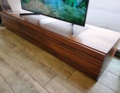 ElbaOzio　エルバ・オッジオ　エルバ　オッジオ　テレビボード　モリタインテリア　テレビ台　TVボード　TV台　ローボード　ウォールナットカラー　ウォルナットカラー　無垢材使用　巾木よけ　ロータイプ　ロースタイル　フラットデザイン　スリット　フラップ扉　ソフトダウンステー　モダン　インダストリアル　メンズライク　男前　リサイクルショップ　再良市場　天白　名東　昭和　千種　瑞穂　緑　日進　豊明　東郷　おススメ　オススメ お洒落　オシャレ　中古