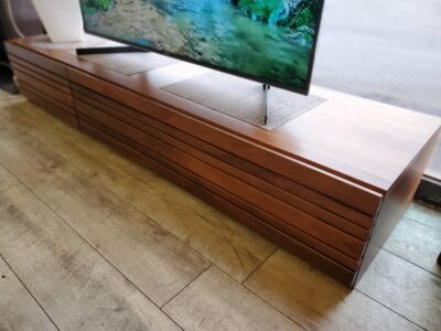 ElbaOzio　エルバ・オッジオ　エルバ　オッジオ　テレビボード　モリタインテリア　テレビ台　TVボード　TV台　ローボード　ウォールナットカラー　ウォルナットカラー　無垢材使用　巾木よけ　ロータイプ　ロースタイル　フラットデザイン　スリット　フラップ扉　ソフトダウンステー　モダン　インダストリアル　メンズライク　男前　リサイクルショップ　再良市場　天白　名東　昭和　千種　瑞穂　緑　日進　豊明　東郷　おススメ　オススメ お洒落　オシャレ　中古