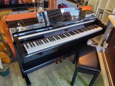 YAMAHA　ヤマハ　電子ピアノ　Clavinova　クラビノーバ　デジタルピアノ　ペダル一体型　ペダル付　高低自在椅子付き　イス付き　アップライトピアノ調　グランドピアノ調　黒色艶出し　88鍵盤　ダンパー　ソフトペダル　ソステヌートペダル　ツヤあり　GH3鍵盤　リサイクルショップ　再良市場　天白　名東　昭和　千種　瑞穂　緑　日進　豊明　東郷　おススメ　オススメ お洒落　オシャレ　中古