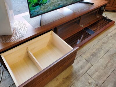 ElbaOzio　エルバ・オッジオ　エルバ　オッジオ　テレビボード　モリタインテリア　テレビ台　TVボード　TV台　ローボード　ウォールナットカラー　ウォルナットカラー　無垢材使用　巾木よけ　ロータイプ　ロースタイル　フラットデザイン　スリット　フラップ扉　ソフトダウンステー　モダン　インダストリアル　メンズライク　男前　リサイクル　最良市場　天白区　名東区　昭和区　千種区　瑞穂区　緑区　日進市　豊明市　東郷町　買取　出張買取　高価買取　販売　お値打ち　特価　1点物　1点モノ　早い者勝ち　おすすめ　おしゃれ　中古品