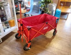 Coleman　コールマン　アウトドアワゴン　レッド　赤色　コンパクト　収束型ワゴン　ワゴン　大型タイヤ　4輪　キャンプ　レジャー　イベント　防災　アウトドア　ファミキャン　収納ケース付き　耐荷重100㎏　キャンプ用品　防災グッズ　リサイクルショップ　再良市場　天白　名東　昭和　千種　瑞穂　緑　日進　豊明　東郷　おススメ　オススメ お洒落　オシャレ　中古
