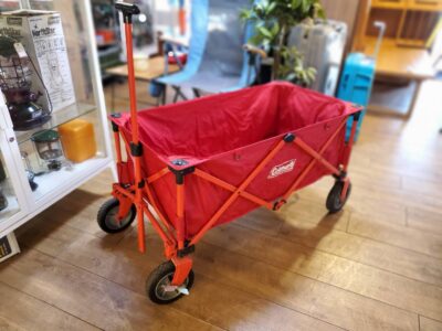 Coleman　コールマン　アウトドアワゴン　レッド　赤色　コンパクト　収束型ワゴン　ワゴン　大型タイヤ　4輪　キャンプ　レジャー　イベント　防災　アウトドア　ファミキャン　収納ケース付き　耐荷重100㎏　キャンプ用品　防災グッズ　リサイクルショップ　再良市場　天白　名東　昭和　千種　瑞穂　緑　日進　豊明　東郷　おススメ　オススメ お洒落　オシャレ　中古