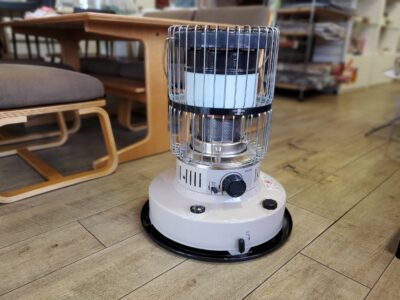 TOYOTOMI　トヨトミ　石油ストーブ　灯油ストーブ　ストーブ　対流式　2022年製　高年式　KR-47A　ベージュ　コンクリート17畳　木造11畳　ダブルクリーン　レトロ　レトロデザイン　消臭　白光炎式　高熱敷　自動消化　暖房　暖房機器　暖房器具　リサイクルショップ　再良市場　天白　名東　昭和　千種　瑞穂　緑　日進　豊明　東郷　おススメ　オススメ お洒落　オシャレ　中古